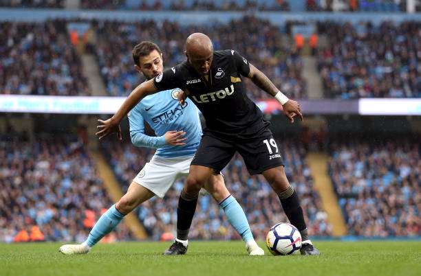 浸在足球的 浸在足球的